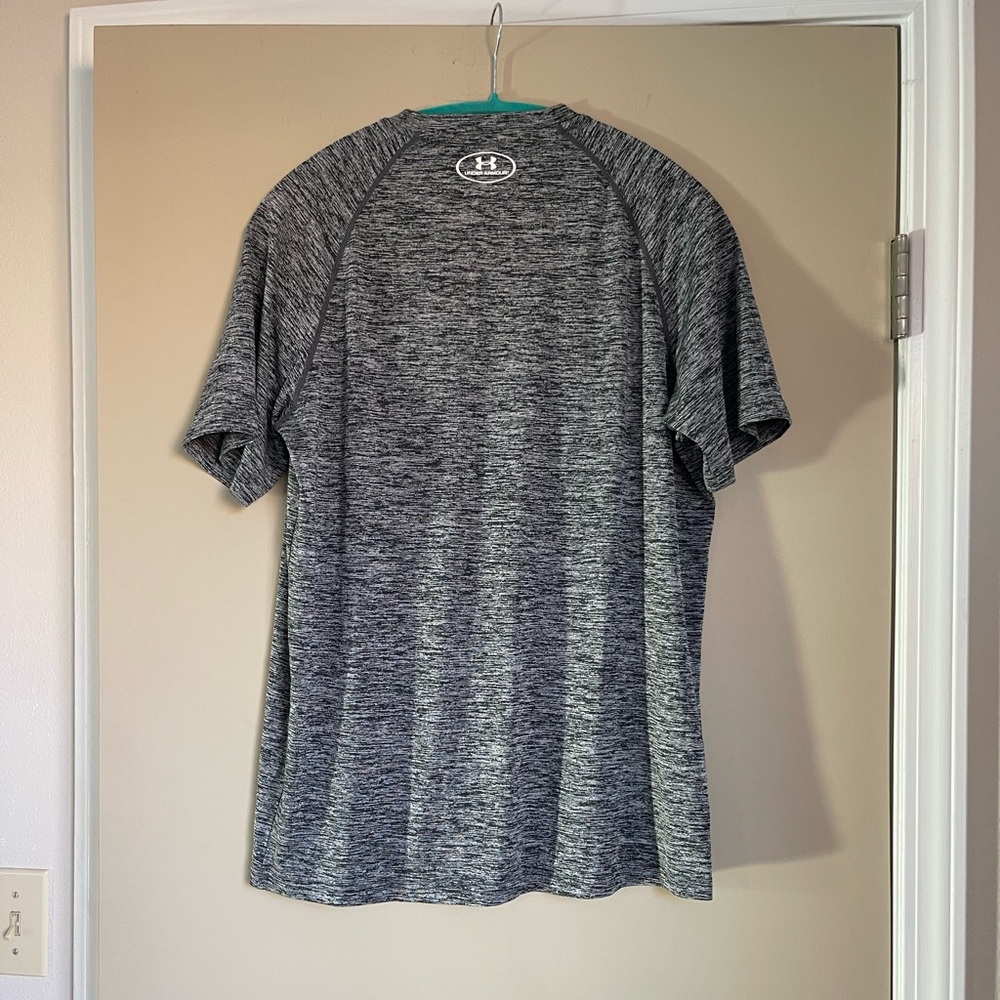 Under Armour Heat Gear Shirt. M - Picture 2 of 3